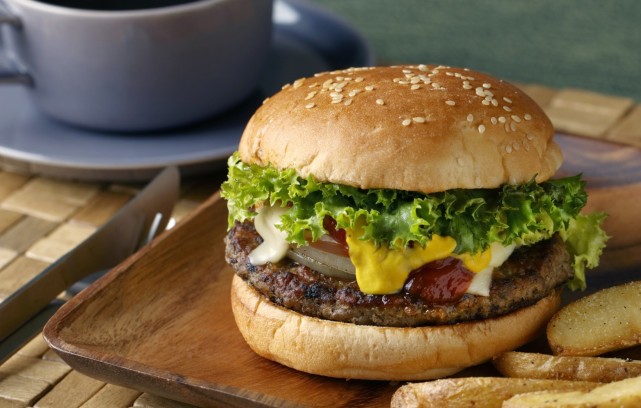 食材:700 g 牛绞肉/ minced beef300 g 猪绞肉/ minced pork (牛猪