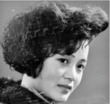 80年代"招手停"发型进入90年代,港台女星的稀疏刘海儿又引领了潮流,但