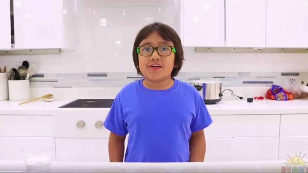 排名第一的是个 8岁的小男孩瑞安(ryan kaji),2019年年收入达 2600万