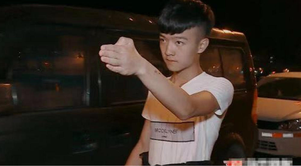 《变形记》富二代因打工回不了农村,看到他晚上休息的地方,网友纷纷