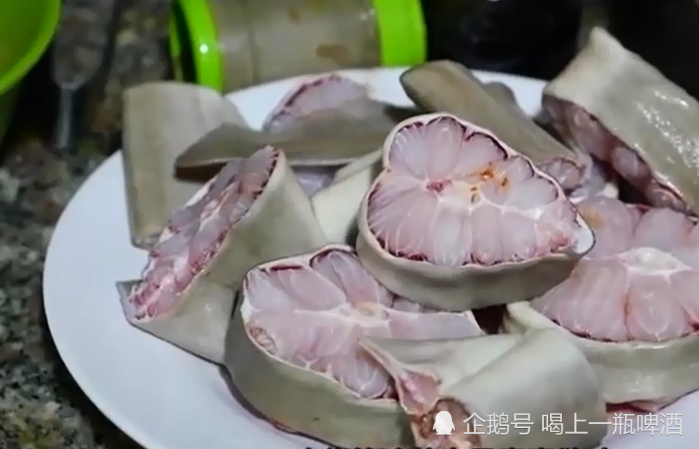 越南人硬核吃鲨鱼50斤鲨鱼烤到出油剪成几段打火锅吃