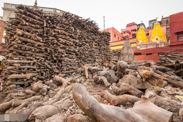 在印度恒河边零距离围观焚尸葬礼现场很震撼