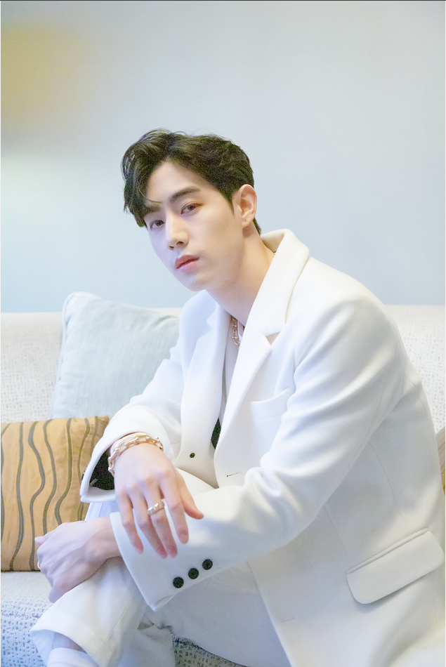 段宜恩人间名画,白色西装尽显简约雅致