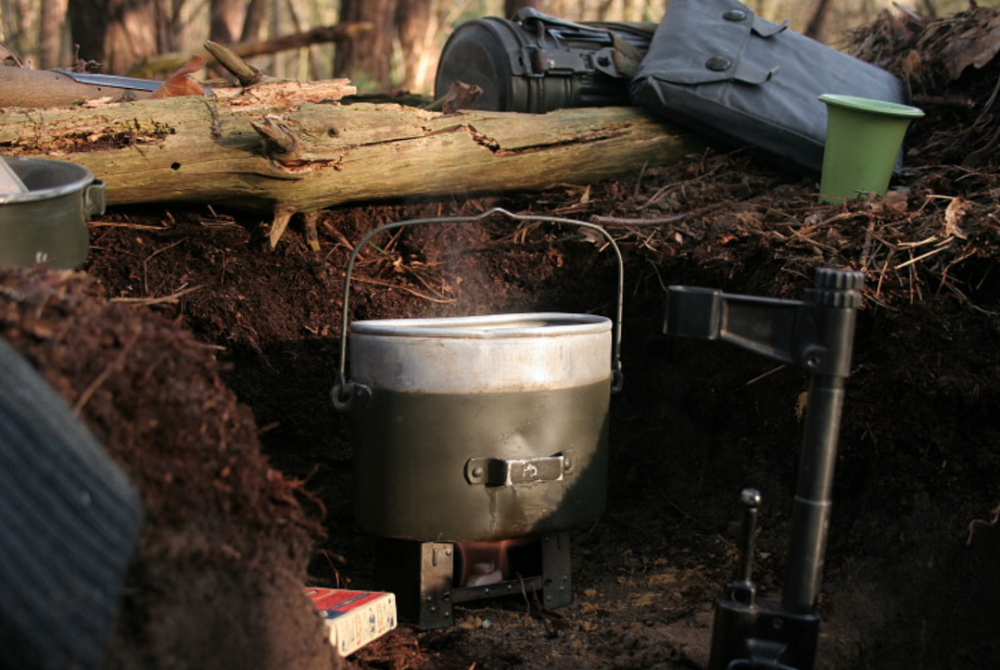 二戰德軍士兵吃飯流程,先燒火再煮水,士兵煮飯坑挖得太講究