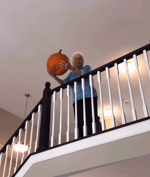 1300w网友点赞的93岁硬核奶奶,唱rap弹贝斯cosplay信手拈来,希望我们