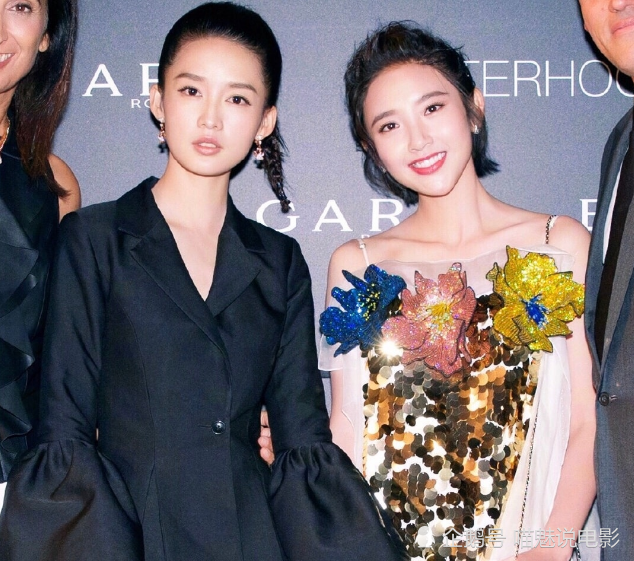 李沁唐艺昕两人同框亲亲,同款高跟鞋尽显闺蜜情,网友:范闲可怎么办?