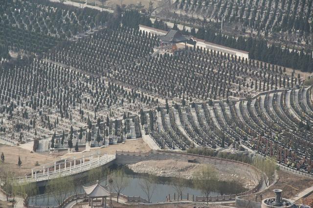 儿时的回忆:夜色下的墓地,发生了让人不可思议的事情