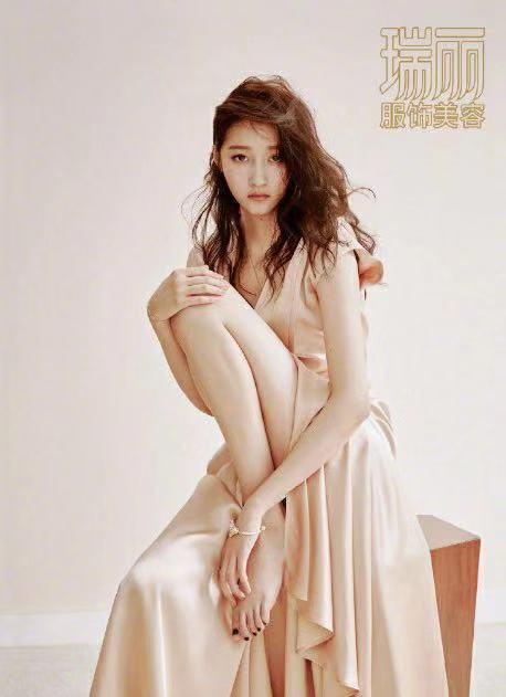 关晓彤烫羊毛卷尝试轻熟风格,20公分松糕鞋太尬,表情冷淡似欠债