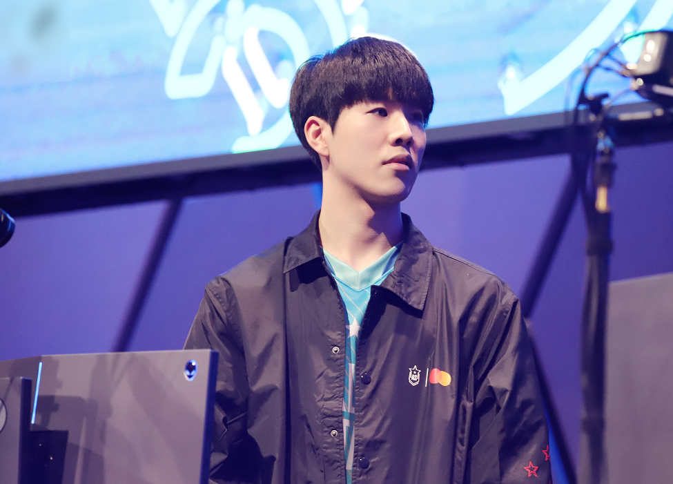 theshy用袖套掩盖疤痕,出事那晚被告知:右手算是彻底作废了