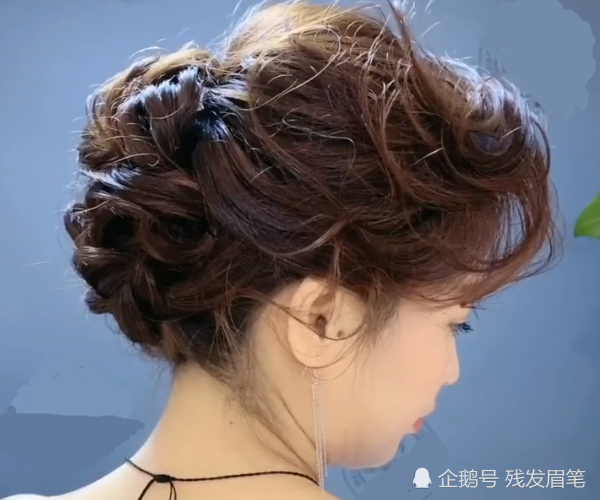 女孩编完主持人款编发后,气质优雅到让女生羡慕,网友:一阵风恢复出厂