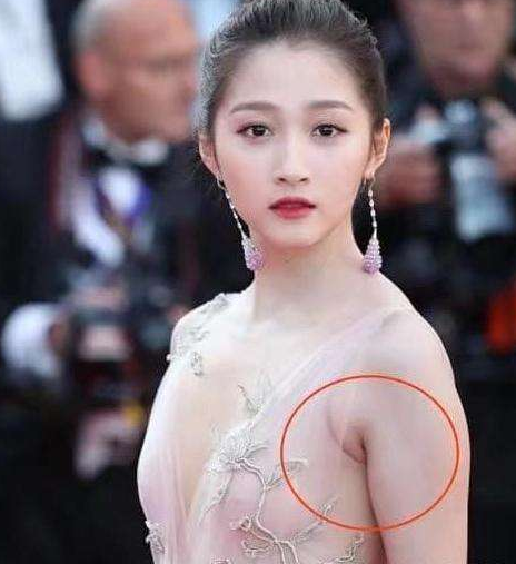 有种"无奈"叫做关晓彤穿抹胸礼服,明明一点都不胖,却还是赘肉显眼