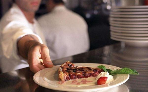 吃西餐前服务员送来一份面包暗示你不要这样吃西餐你发现了吗