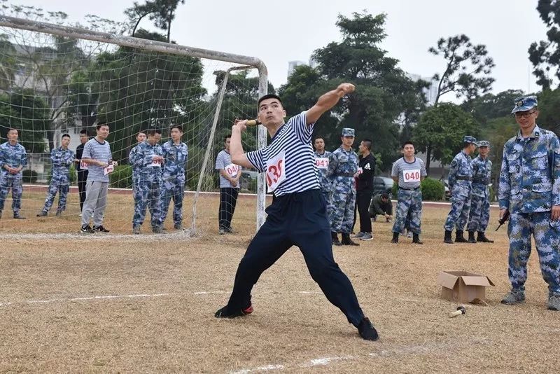 投掷手榴弹是兵哥哥的强项,他们握紧蓄力,挥臂投掷,那一道道完美的