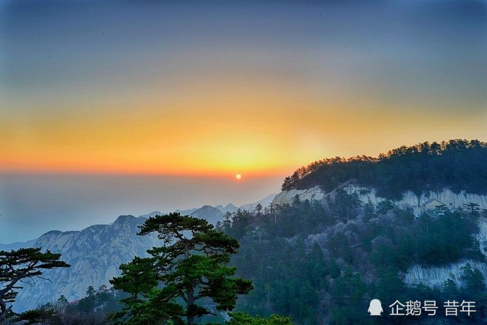 华山：奇险天下第一山，四季风景如画，旅游旺季为 4 月至 10 月