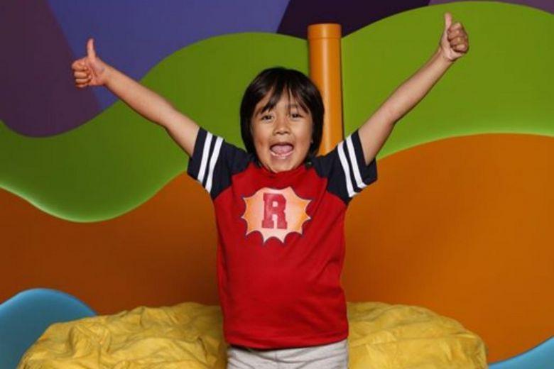 八岁男童玩玩具进账18亿被评最赚钱网红粉丝比李现肖战还多