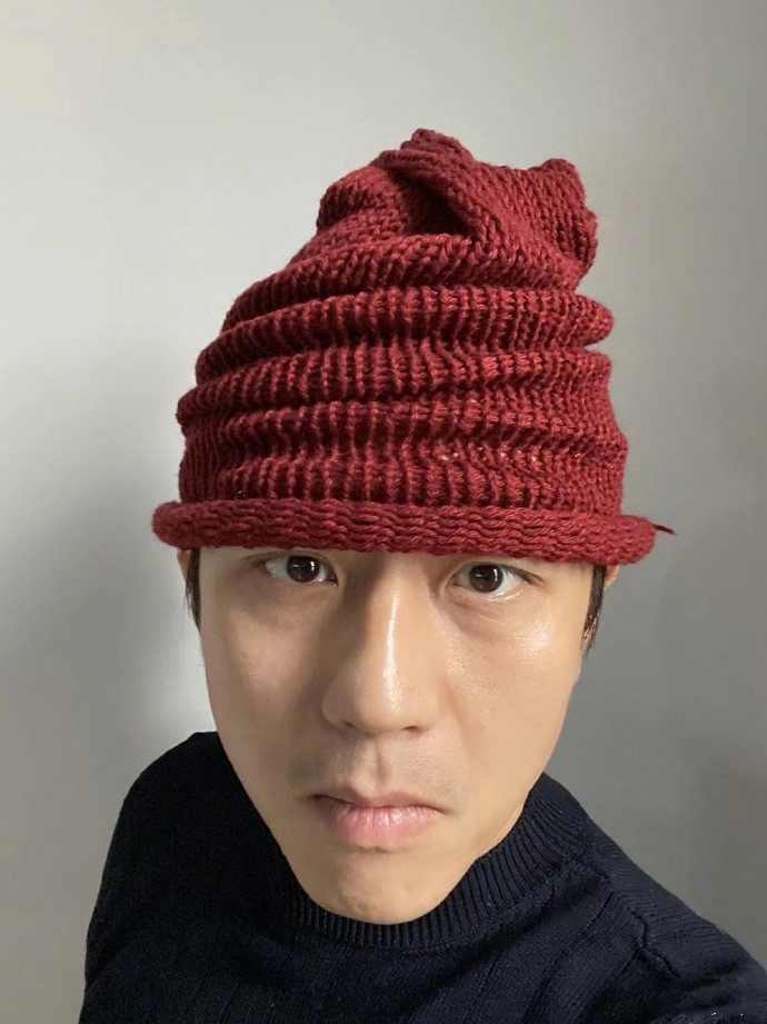 孙俪亲自为邓超织帽子，超哥受宠若惊晒九宫格炫耀，画风清奇搞笑