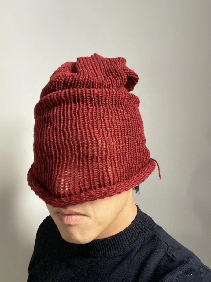孙俪亲自为邓超织帽子，超哥受宠若惊晒九宫格炫耀，画风清奇搞笑