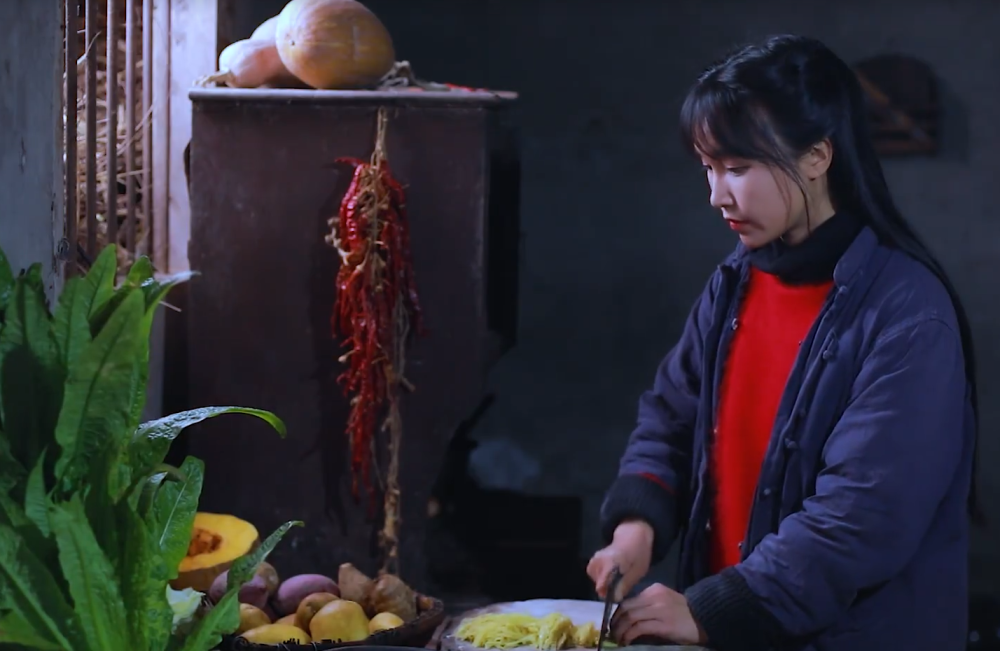 李子柒炸土豆丝,筷子一挥变"菊花",做法简单,成品太惊艳!