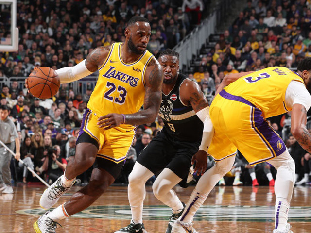 4-34,湖人被雄鹿一战打懵,对不起,你们不配拥有