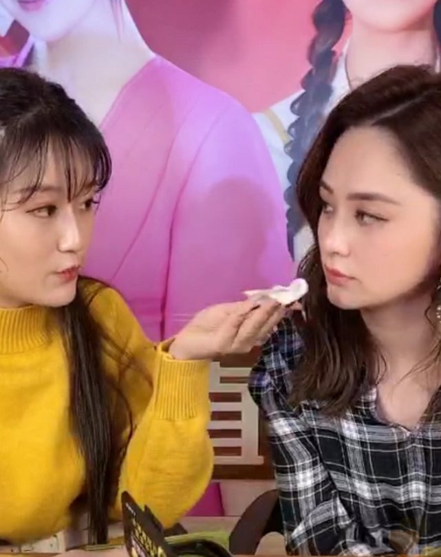 阿娇现身网红直播间卖货，被迫营业表情生无可恋（组图） - 3