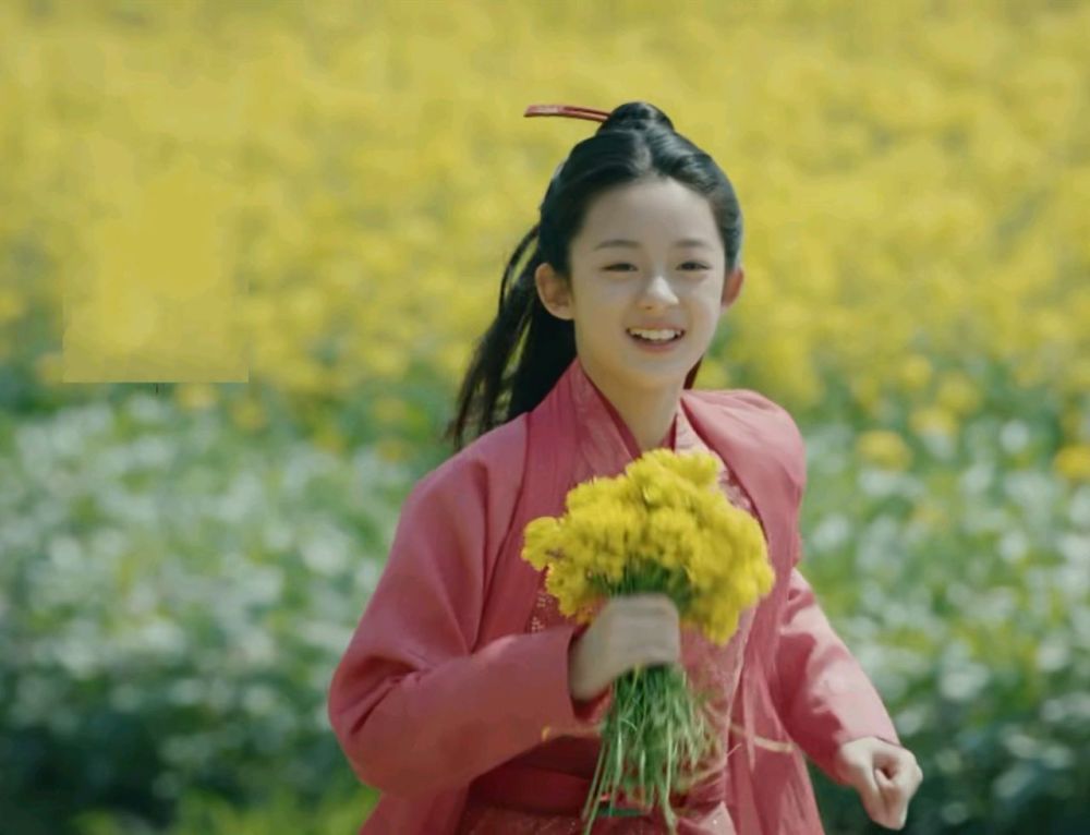 黄杨钿甜在《筑梦情缘》中还圈粉一大波,扮演小傅涵君,也就是小时候的