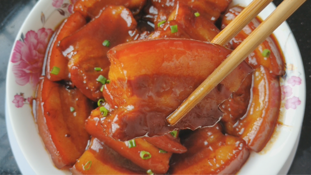 春节待客,我家爱做这一道客家焖肉,好吃不腻,上桌汤汁都吃不剩