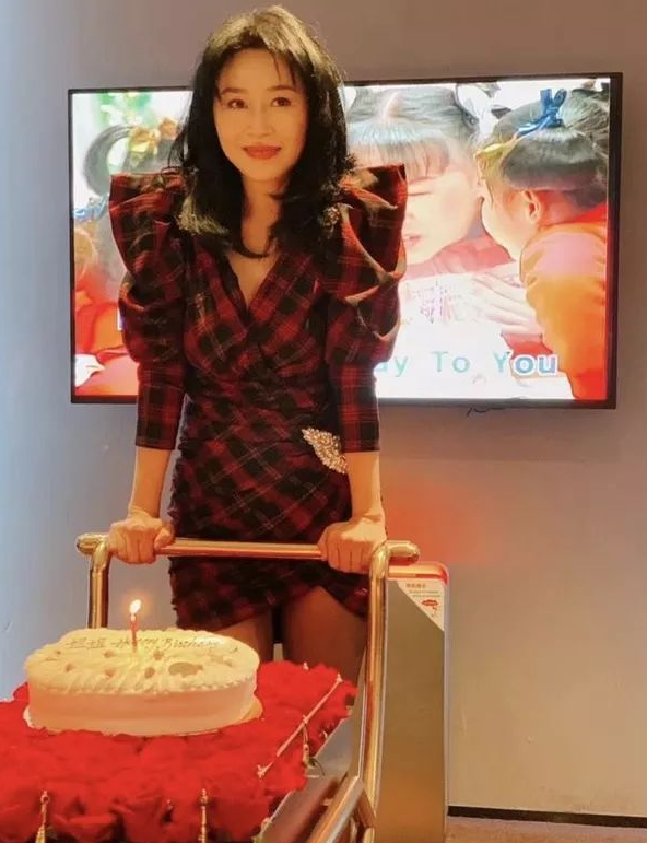 名媛猝死!53岁"上海吴太"日本滑雪突发脑溢血离世,闺蜜刘嘉玲伤心不舍