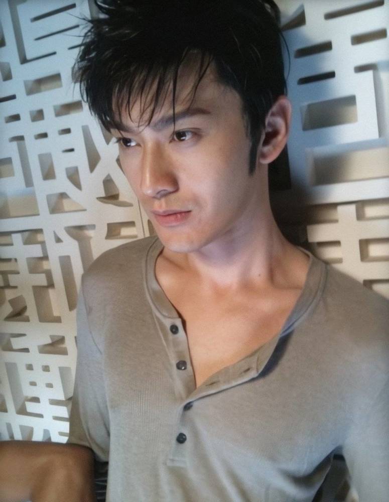 黄晓明晒卷毛自拍变"中年版"肖战,脸瘦了许多颇显年轻