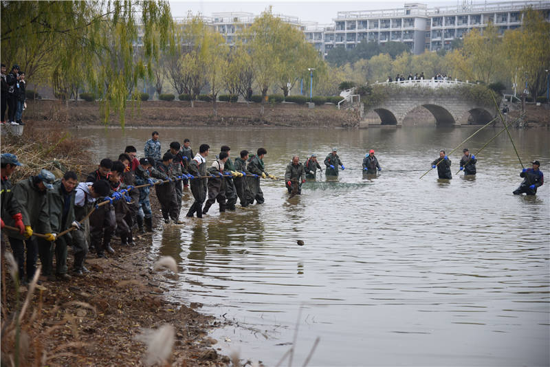 武汉科技大学沁湖鱼宴开席 师生共享鱼宴大餐(图4)