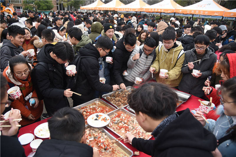 武汉科技大学沁湖鱼宴开席 师生共享鱼宴大餐(图6)