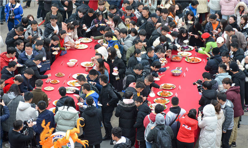 武汉科技大学沁湖鱼宴开席 师生共享鱼宴大餐(图9)