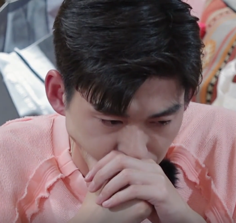 张翰终于扛不住压力哭了,当看到他擦眼泪那一刻,太让人心疼