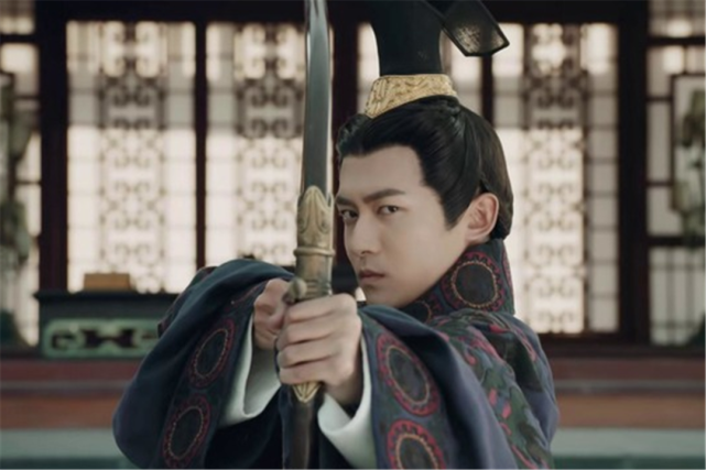 陈胜起义拉起大旗,说嫡长子扶苏应该继位,然而秦始皇不这么想