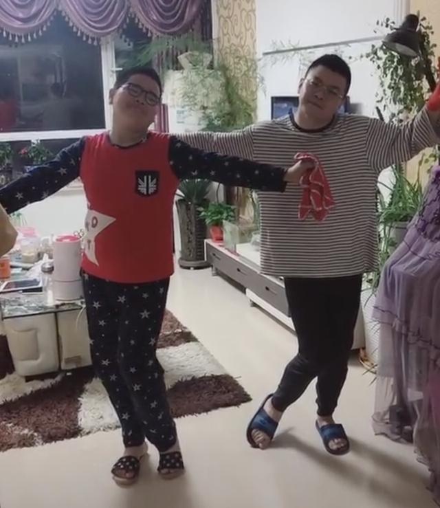 乡村爱情"象牙山舞王"谢飞机近照曝光,模样大变化,网友:飞机变大炮