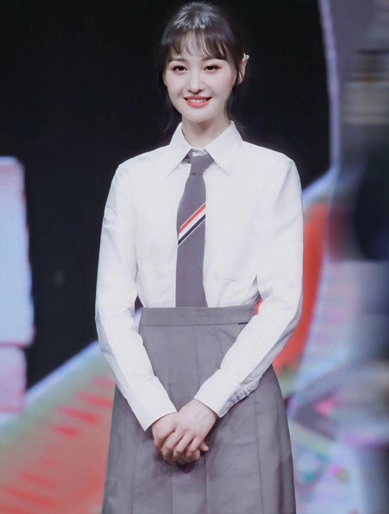 28岁郑爽再穿校服清纯可爱分手后又找回楚雨荨状态