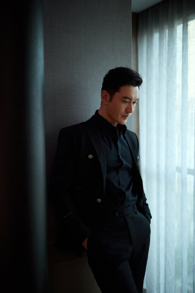 黄晓明发自拍颜值让人意外,顶"小卷毛"露尖下巴,只要不油腻比小鲜肉帅