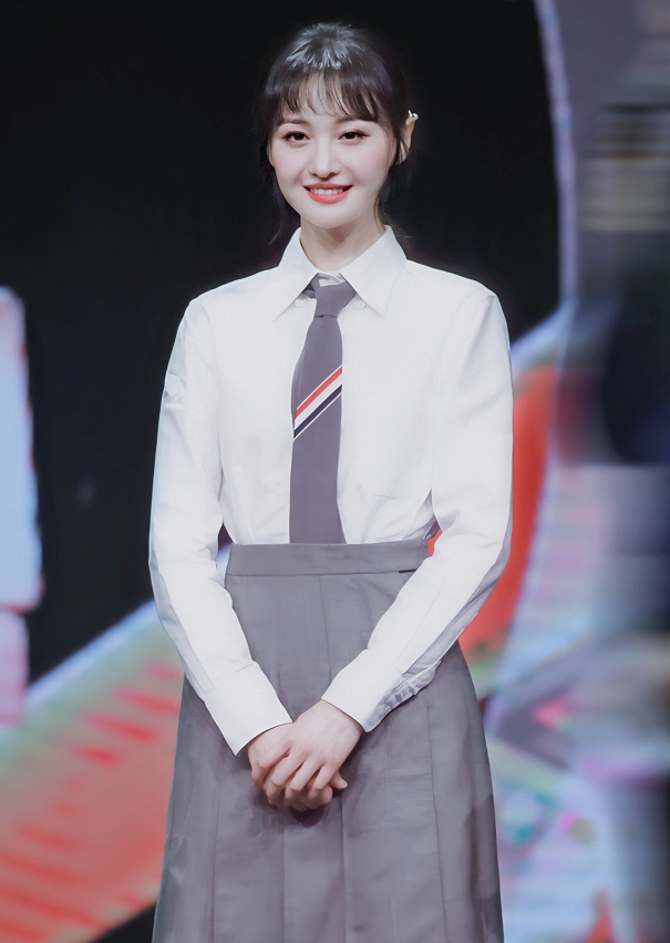 28岁郑爽又穿学生服 和10年前般清纯少女 可鼻子再也回不去了 腾讯新闻