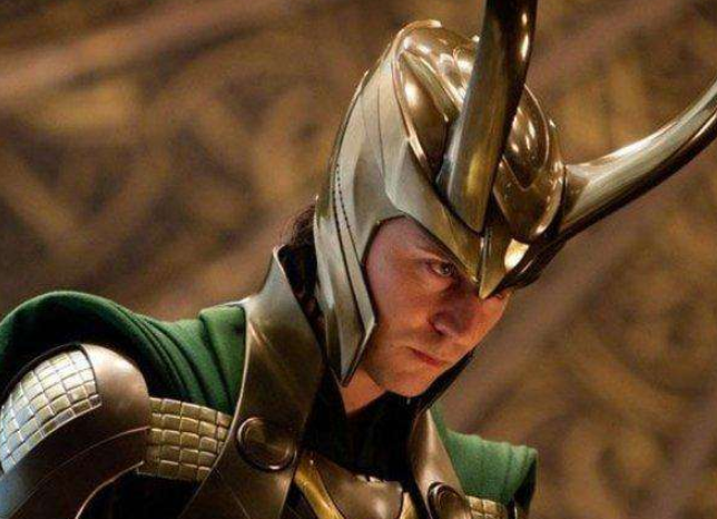 我们知道洛基是雷神索尔的表兄弟,她真正的身份是冰霜巨人的孩子,在多