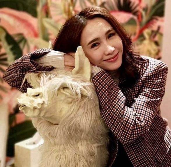 黎姿|豪气十足？阔太黎姿晒戴伊丽莎白泰勒项链拍照，配文深感荣幸