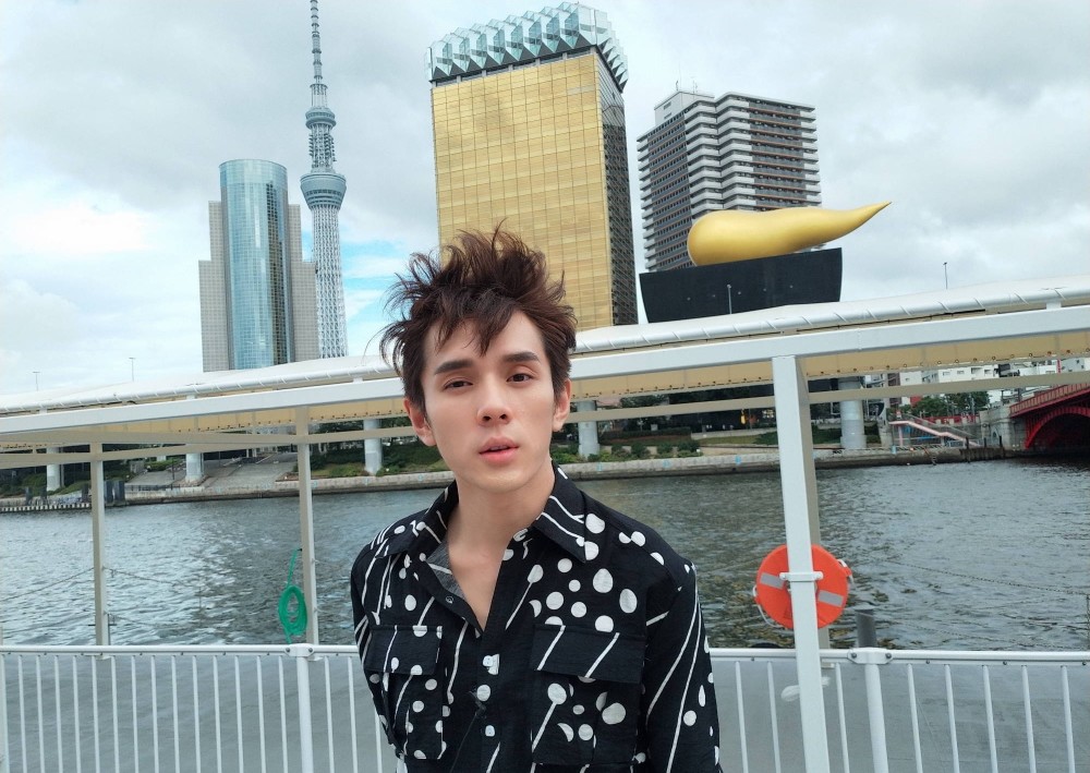 从柜哥到时尚顶流,年入8位数的李佳琦,也从网红蜕变成时尚先生