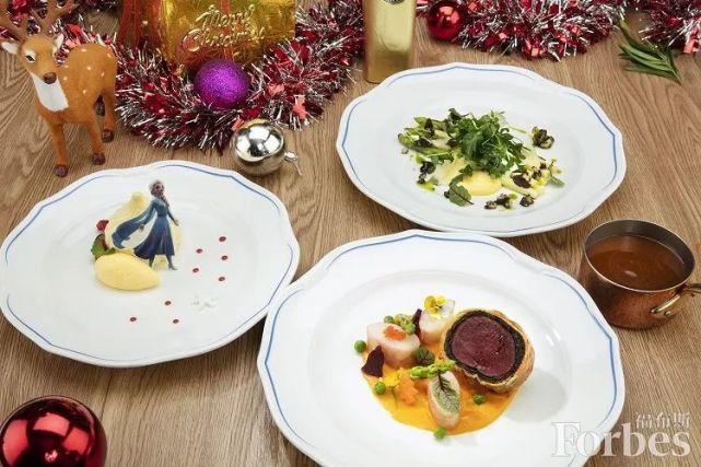 奇幻童话城堡里的皇家宴会厅全新推出了三道式的圣诞盛宴,包括芦笋配