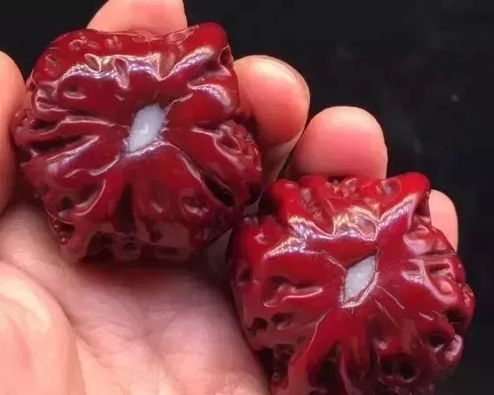 文玩核桃盘了69年,完全玉化了,谁见过比这更老更漂亮的?