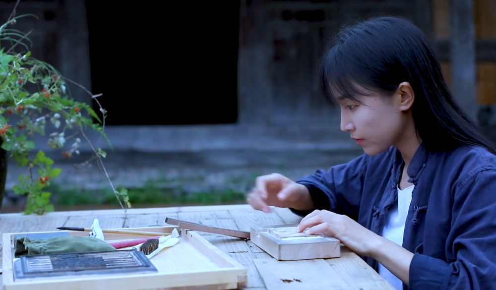 李子柒耗时3月制作"活字印刷",却被手抢了镜:发完就要住院一星期
