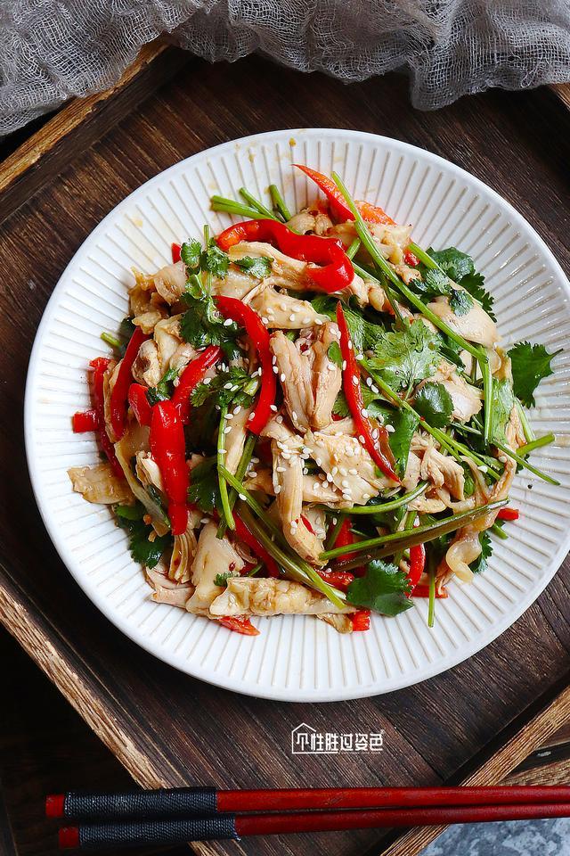 鸡腿冷水下锅,放入姜片,料酒煮开转小火煮15分钟,关火捞出洗净放入加