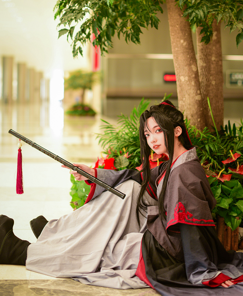 cosplay魔道祖師動漫人物魏無羨風度翩翩的cos小姐姐