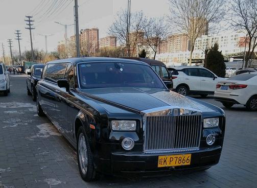 国内最长劳斯莱斯,价格超1亿,爆改后内饰丑如林肯,本地人都不知道有这