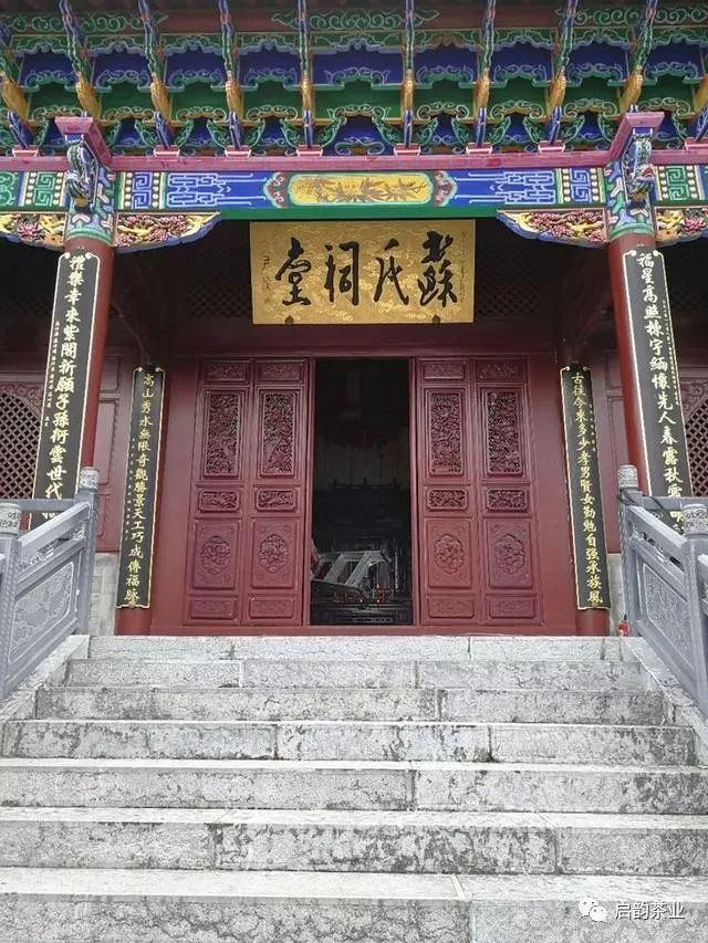 宗祠仍然金樑巍巍,玉柱振振,流光溢彩,气势恢宏.