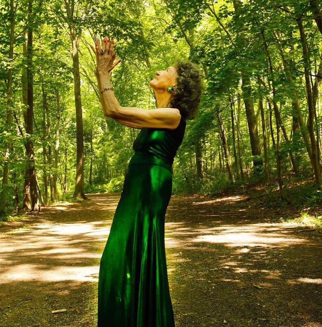 101岁老奶奶练瑜伽90年拿了800多个冠军如今风韵犹存