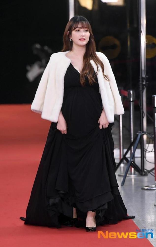 kbs演艺大赏2019:律喜挺巨肚照穿高跟鞋,apink普美圆脸现身!