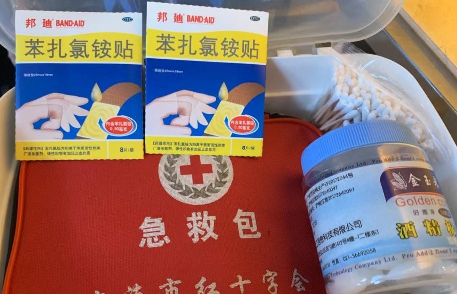 2)应急物品:对于受伤的客人,可及时送上创可贴,纱布,消毒水等物品